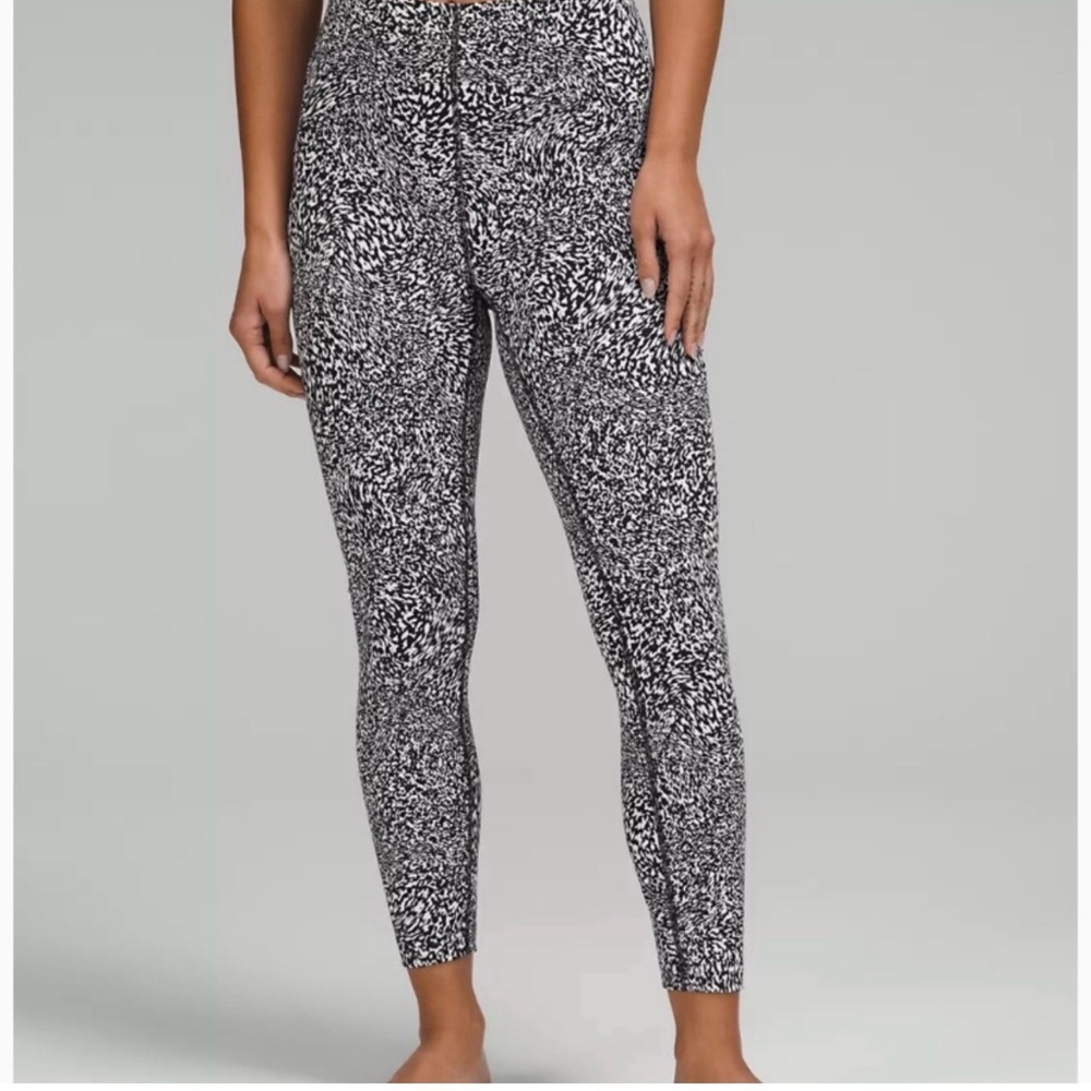 Lululemon InStill High-Rise Tight 25" size 4 adorable black and white print